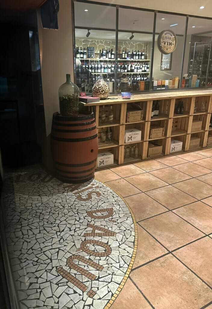 Entree du restaurant Lou pais dual à lattes, cave à vin et service traiteur